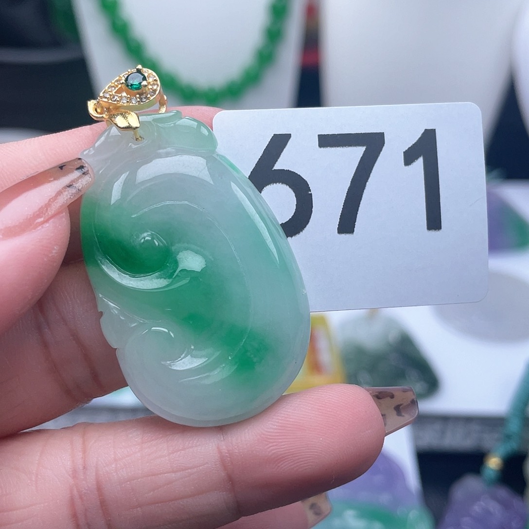 翡翠吊坠(赠链)未镶嵌