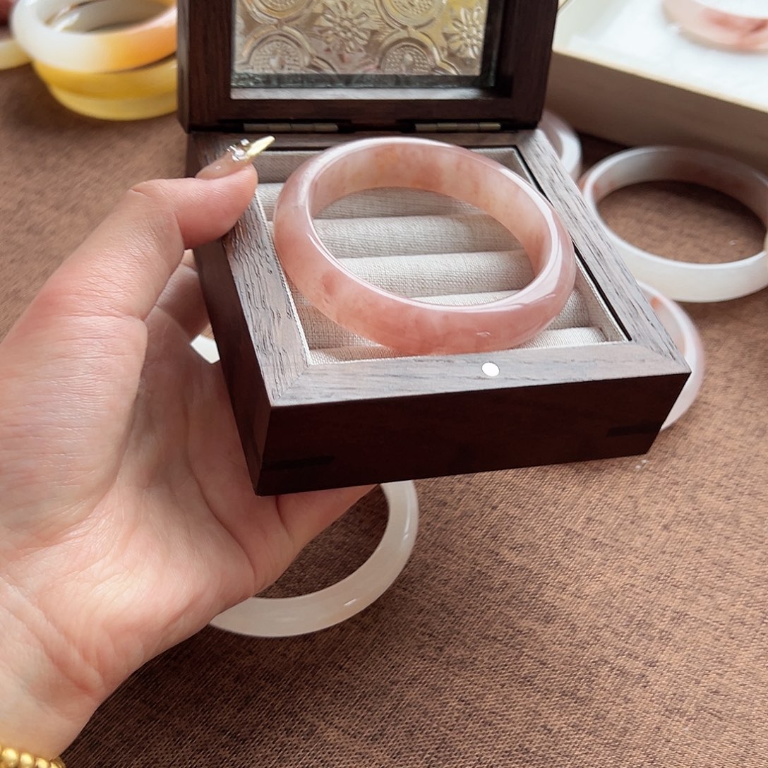 有***容石英质玉未镶嵌手镯