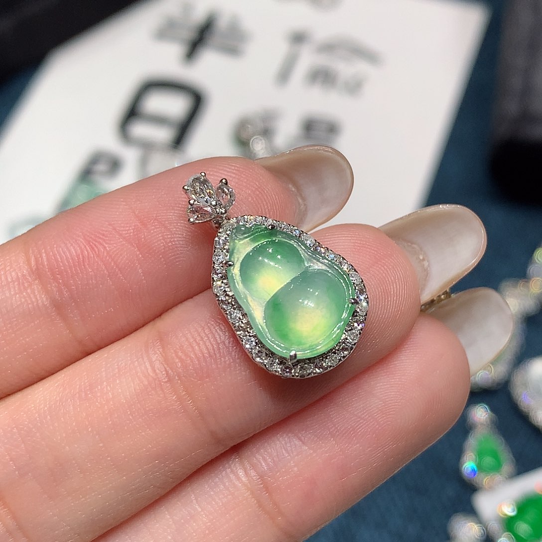 颈饰18K金镶嵌翡翠葫芦