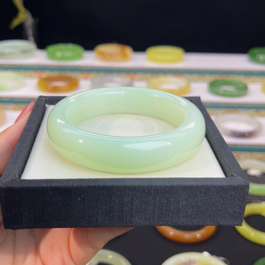 未镶嵌手镯和田玉“薄荷奶绿”满翠镯