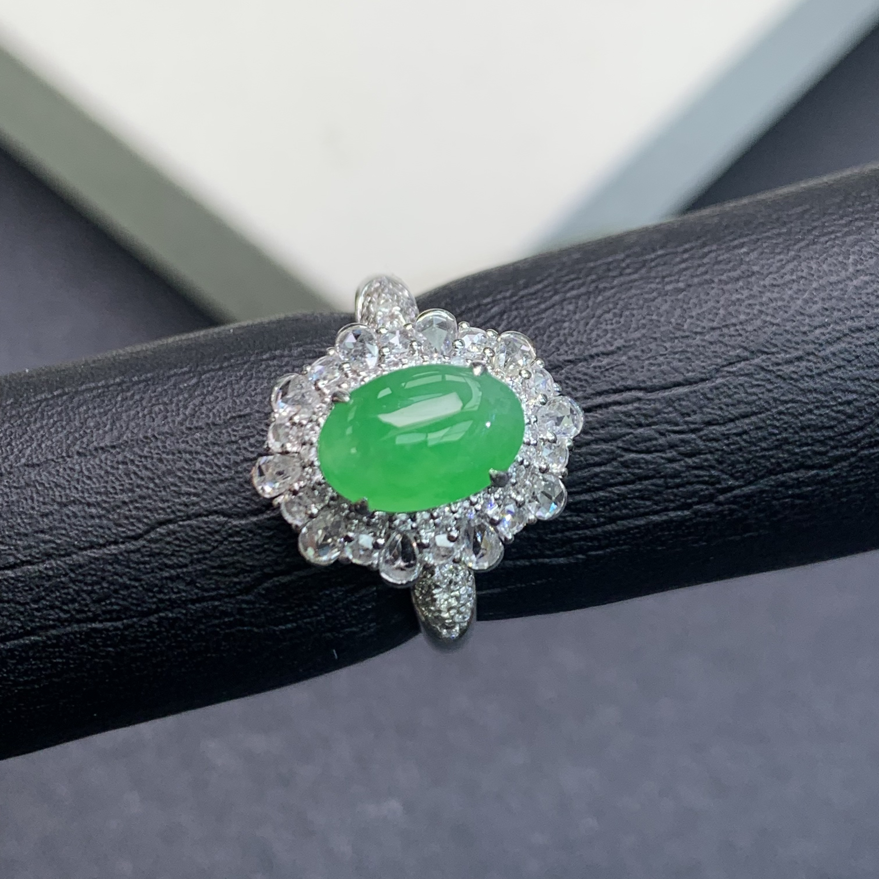 新品推荐·18K金冰阳绿蛋面缅A翡翠玉石戒指气质大气绿色