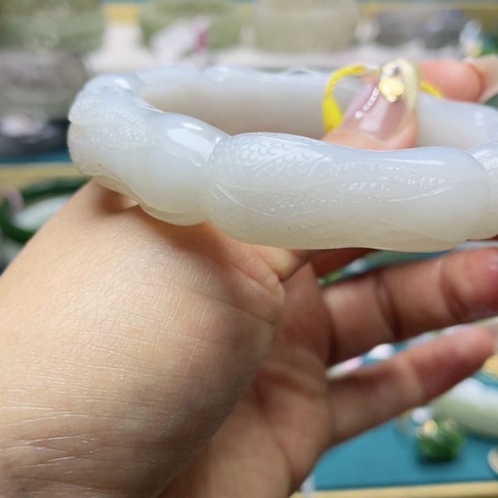 和田玉手镯58圈口。编号95未镶嵌