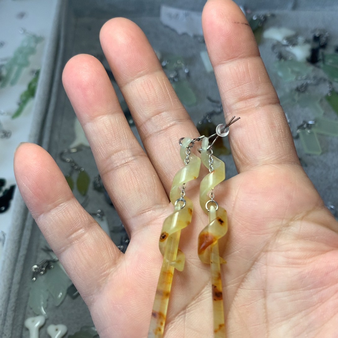 蛇纹石玉耳环未镶嵌