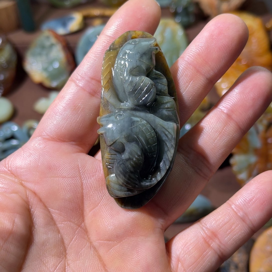 蛇纹石玉未镶嵌颈饰