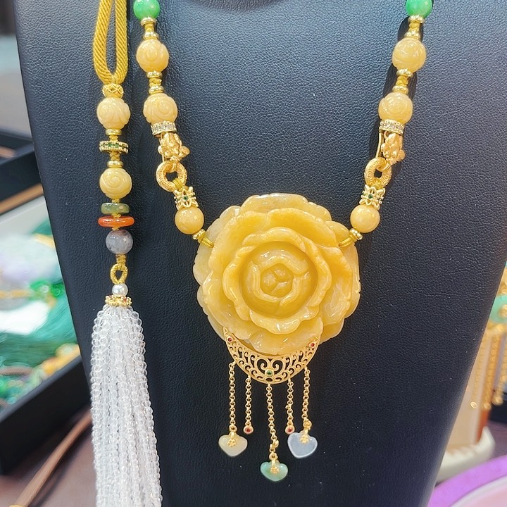 翡翠颈饰未镶嵌吊坠