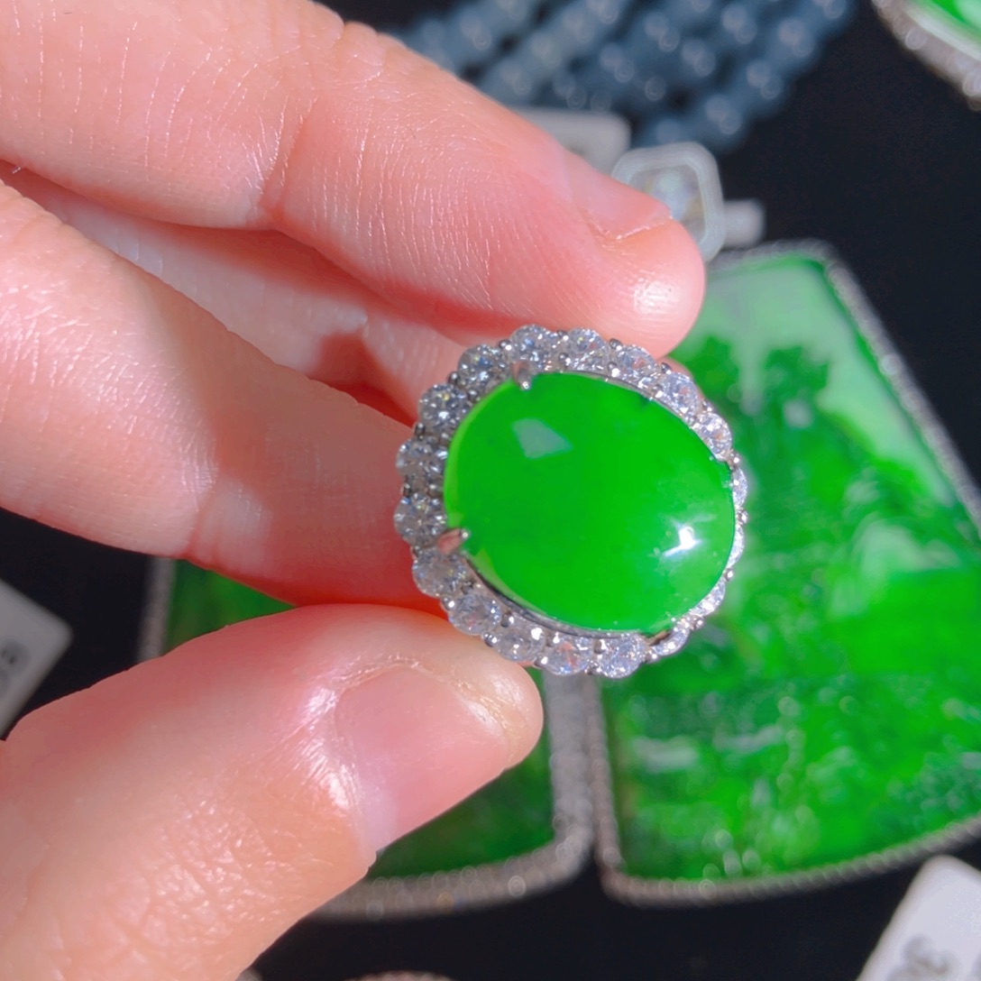 翡翠颈饰未镶嵌蛋面