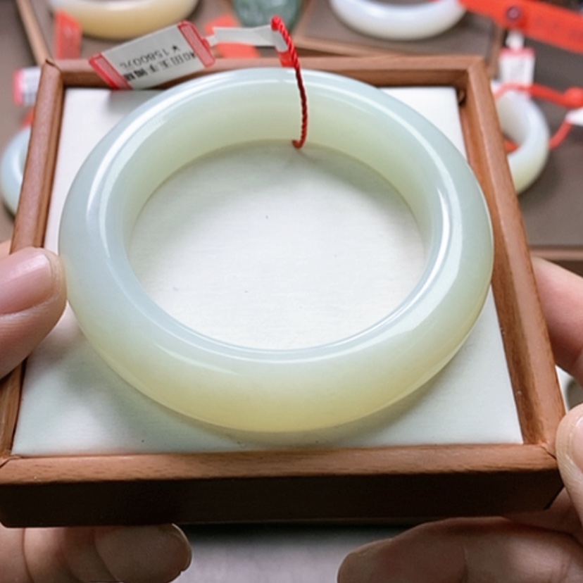 【闪购商品】未镶嵌手镯和田玉阳****粉