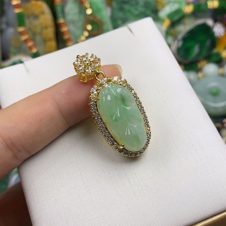 翡翠未镶嵌吊坠(赠链)