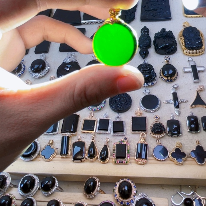 18K金镶嵌定制翡翠墨翠圆牌吊坠