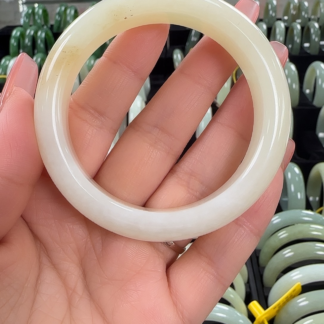 念***团和田玉未镶嵌手镯57.4