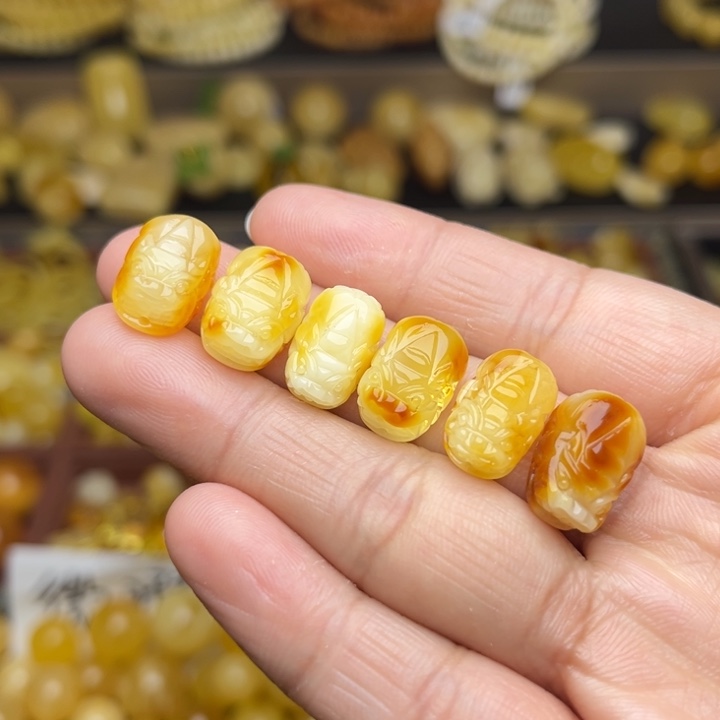 蜜蜡未镶嵌珠宝奇石天然蜜蜡俏色小貔貅随机发一个