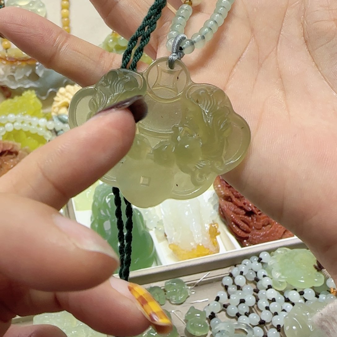 未镶嵌蛇纹石玉吊坠