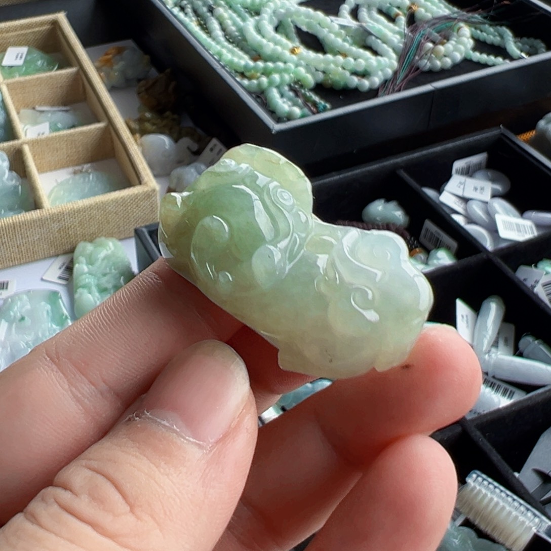 翡翠未镶嵌颈饰貔貅