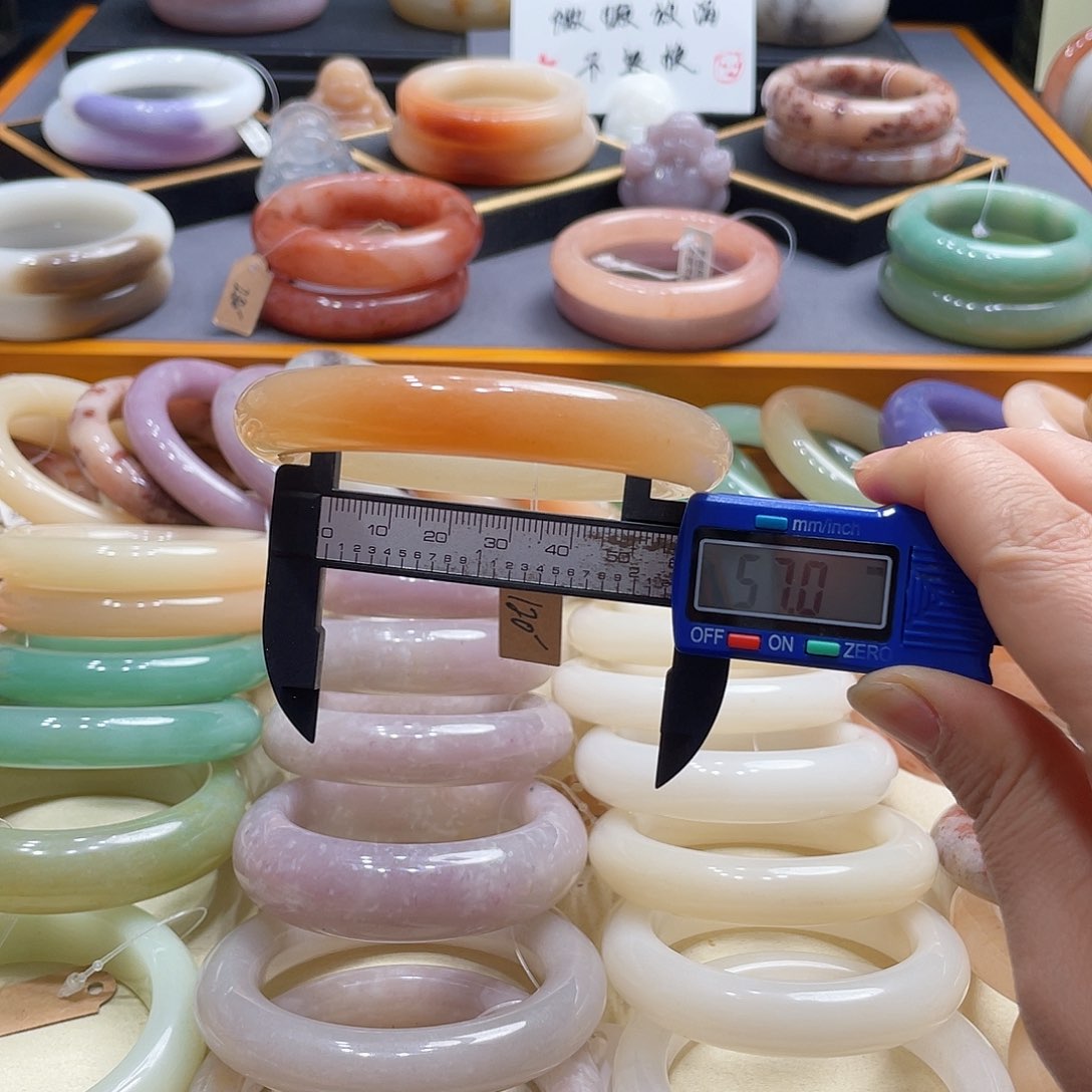 未镶嵌手镯石英岩玉