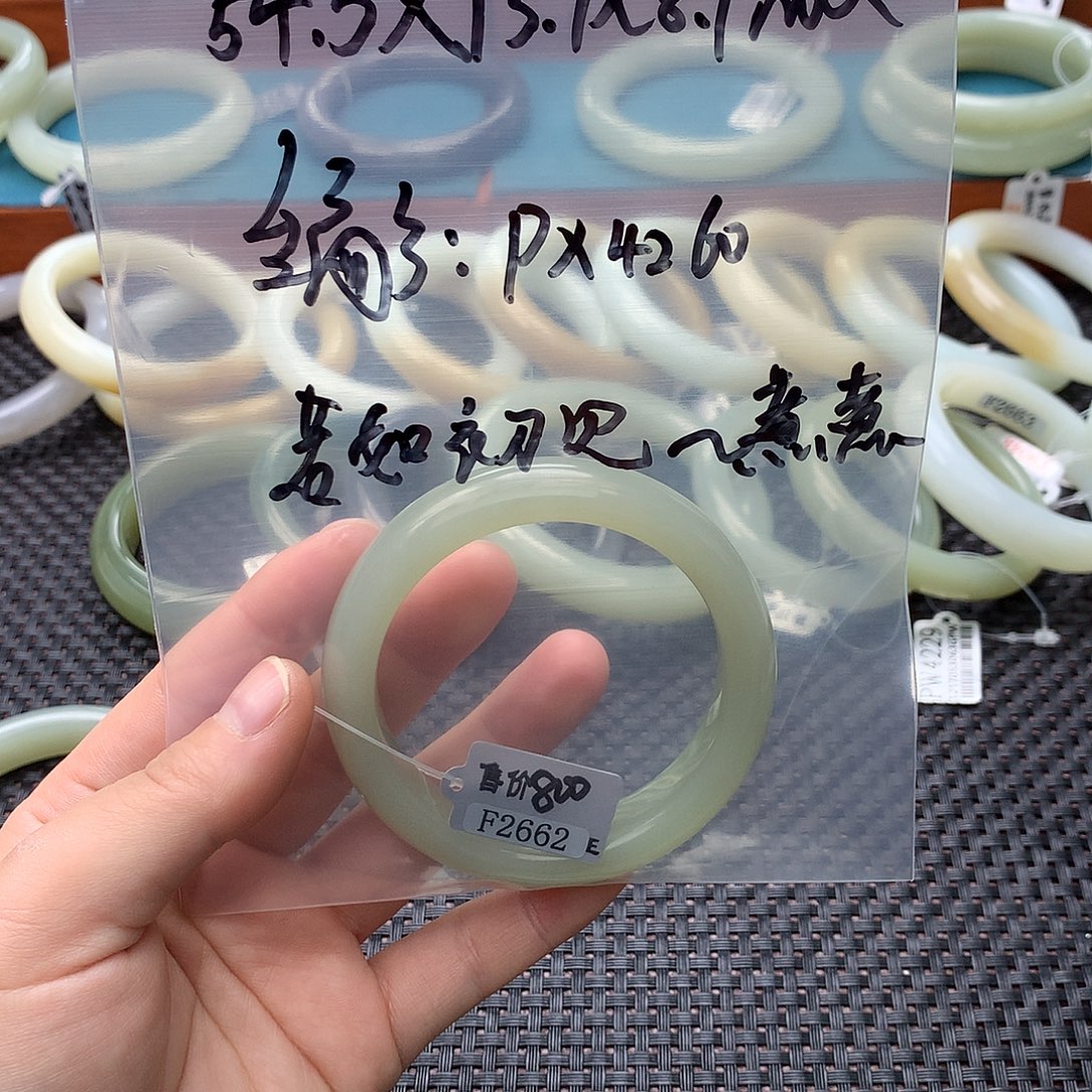 若***煮和田玉未镶嵌手镯