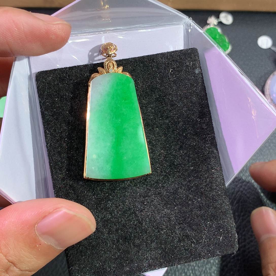 翡翠吊坠(赠链)18K金镶嵌