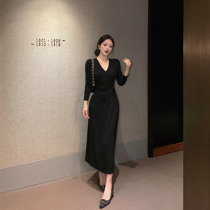 林关关【黑韵流转】黑色优雅V领女秋季修身裙扭结解构修身V领连衣裙
