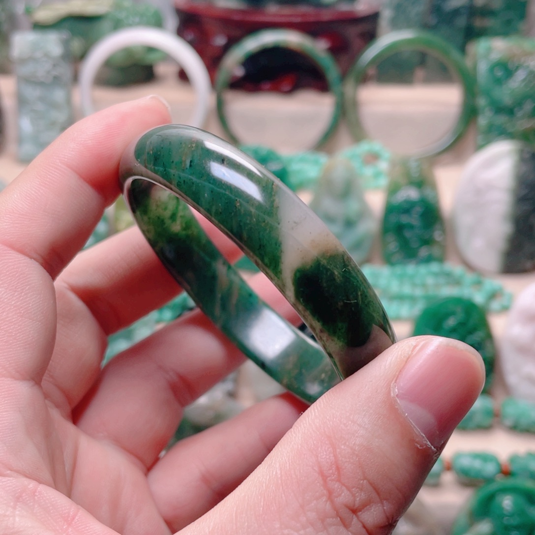 独山玉未镶嵌手镯