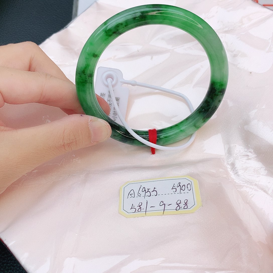 翡翠手镯未镶嵌翡翠