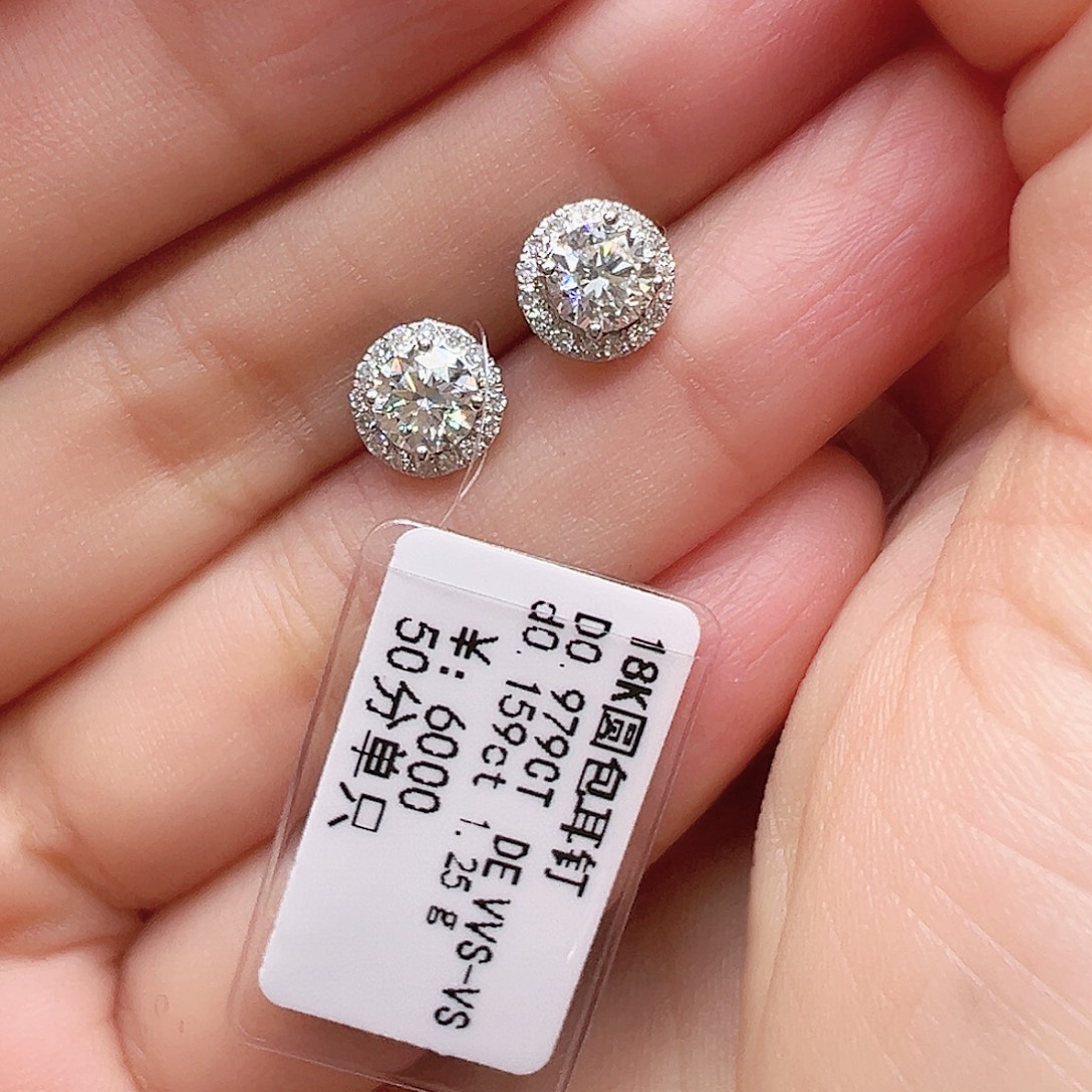 耳饰实验室培育钻石18K金镶嵌0.979ct K白圆包耳钉