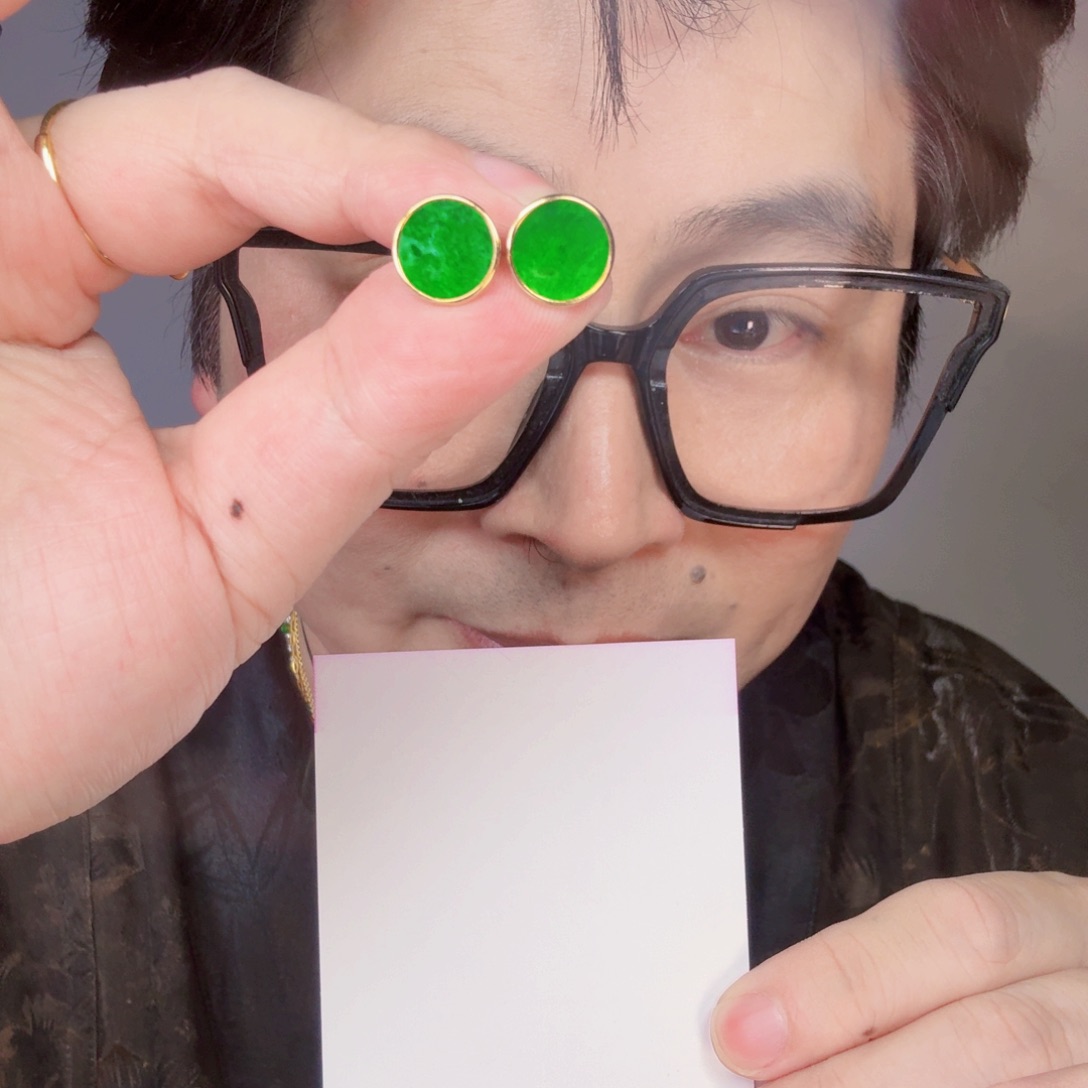 翡翠未镶嵌颈饰一对