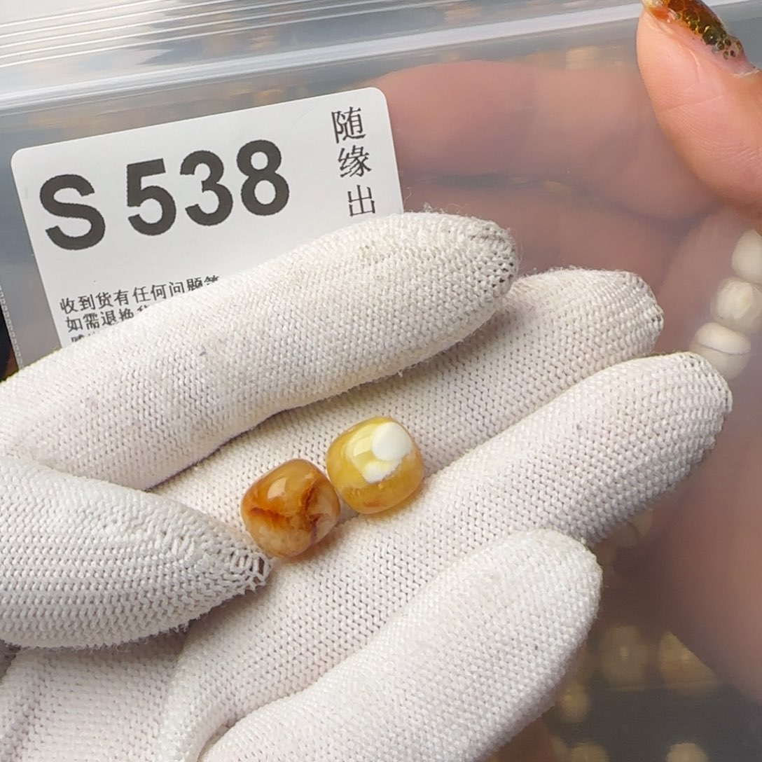 琥珀裸石未镶嵌。***微