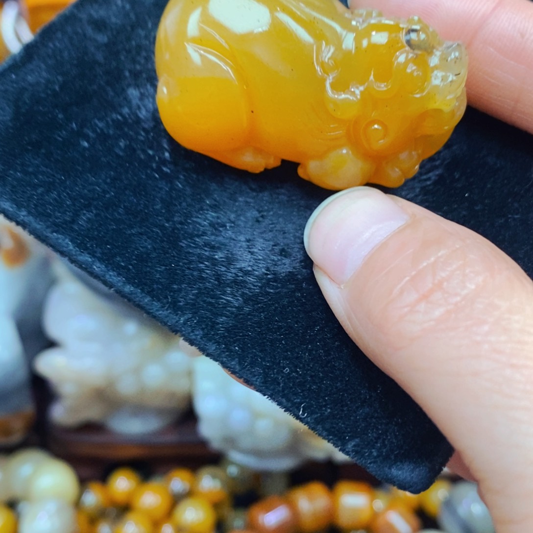 未镶嵌石英质玉（黄龙玉）项链