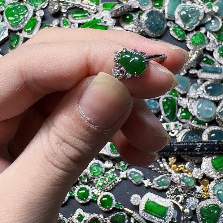 翡翠颈饰未镶嵌天然A货翡翠放漏