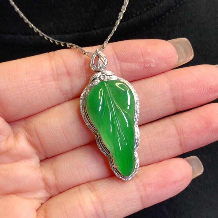 【闪购商品】颈饰18K金镶嵌翡翠叶子
