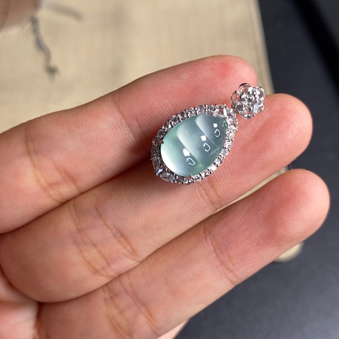 翡翠18K金镶嵌颈饰豆子