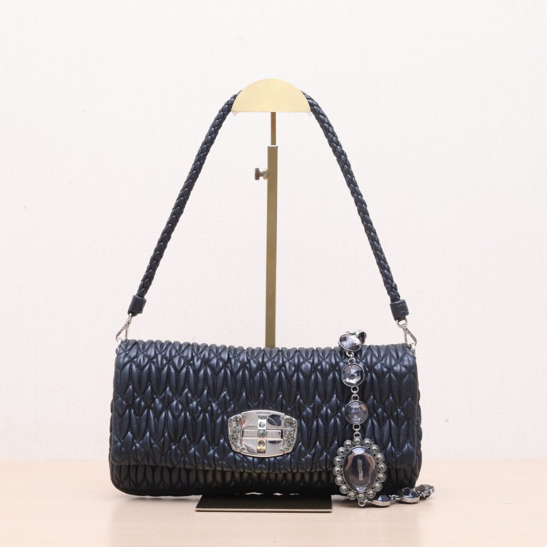 95新 MIU MIU/缪缪 褶皱 28 仿水晶斜挎包 黑色 皮革S P205843539