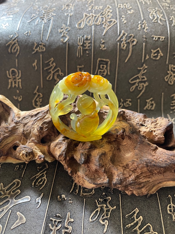 精美岫玉花玉俏色巧雕的小猫挂坠吊坠，雕工精细