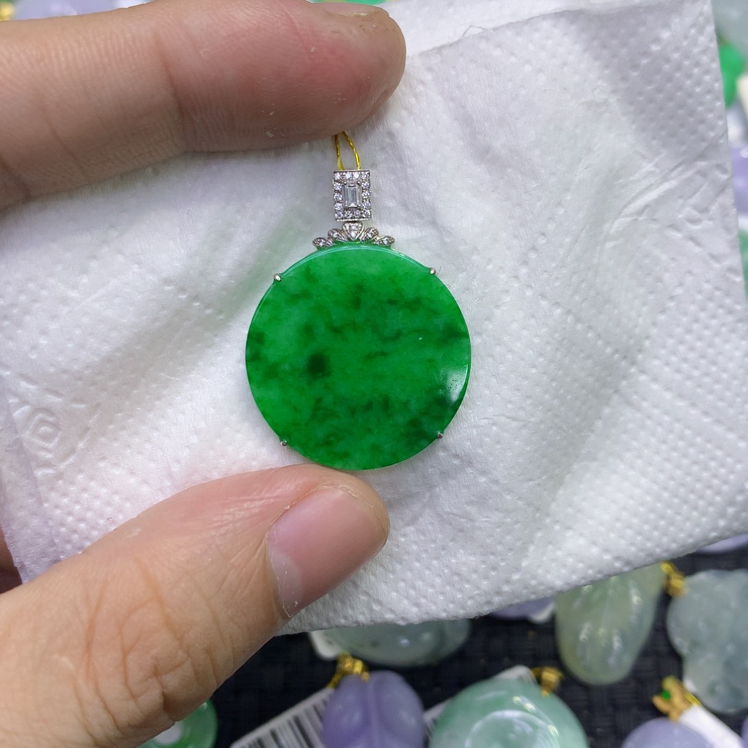 颈饰18K金镶嵌翡翠