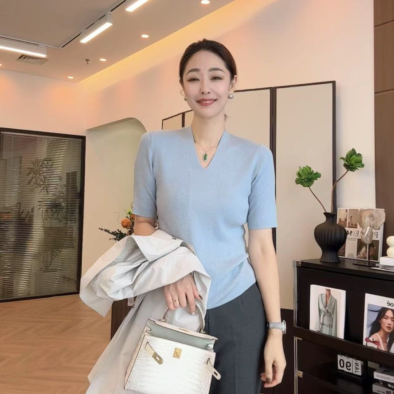 FIGO LOVE坑条显瘦百搭中袖Y字领气质款针织上衣8365