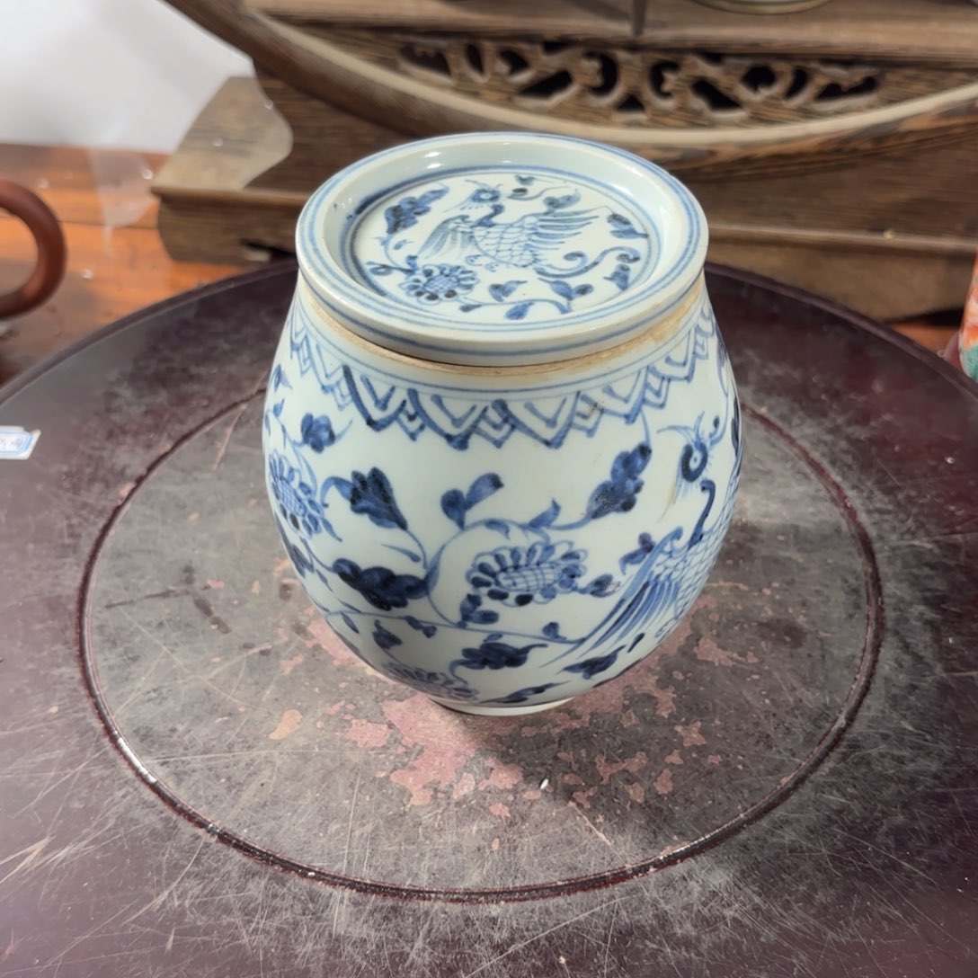 青花凤纹缠枝莲盖罐一个？