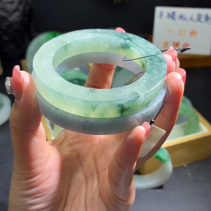 定制翡翠未镶嵌翡翠手镯