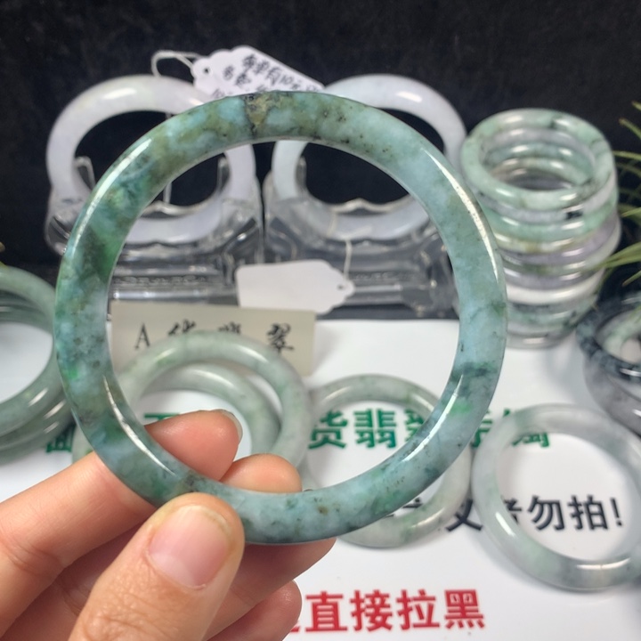 翡翠未镶嵌手镯17号。 60.6圈
