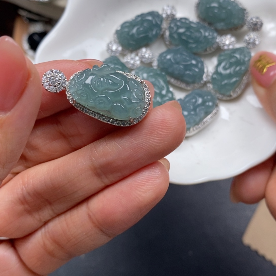 翡翠颈饰未镶嵌翡翠