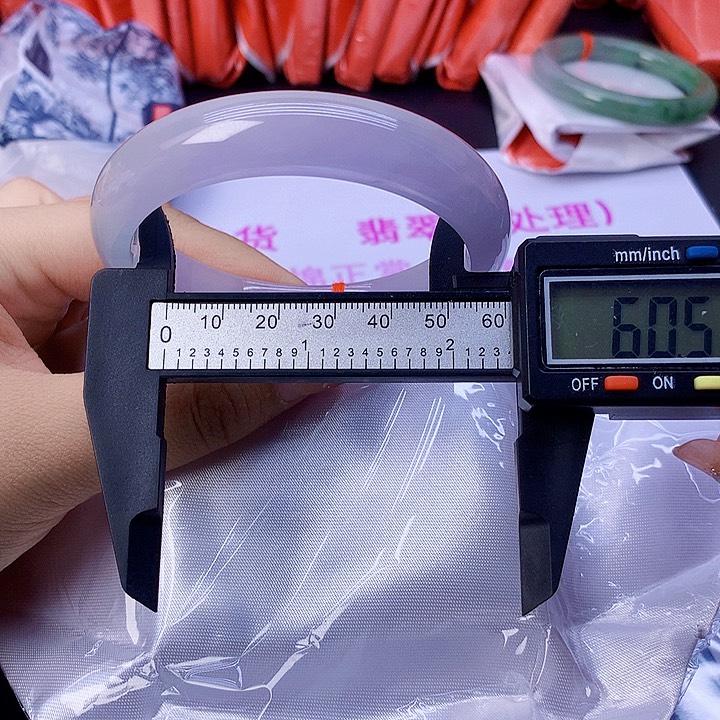 翡翠手镯未镶嵌25。   