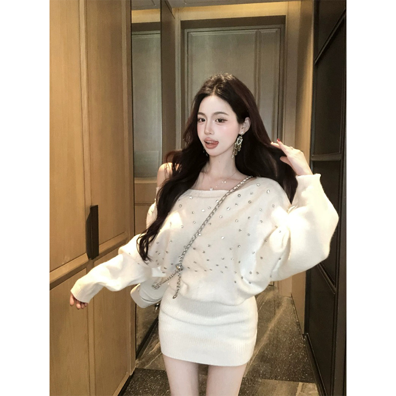 小香风烫钻针织连衣裙女秋冬纯欲性感一字肩包臀裙蝙蝠袖毛衣裙子