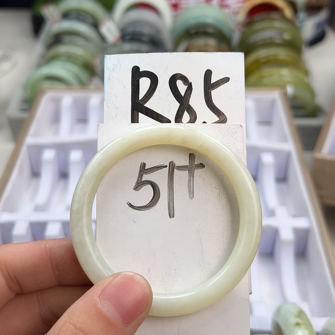 岫玉手镯未镶嵌天然岫玉微瑕，可以正常佩戴