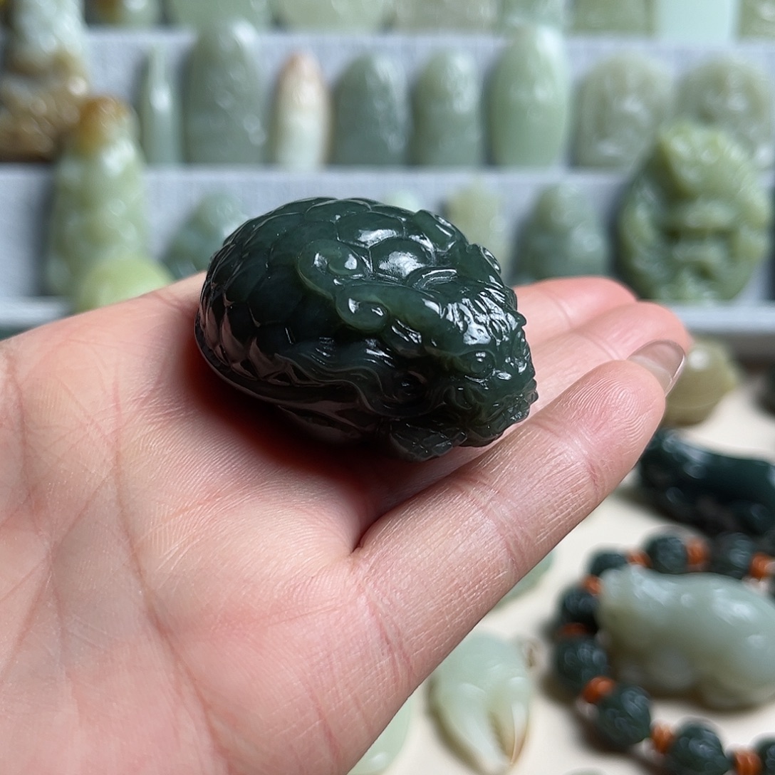 和田玉未镶嵌把件