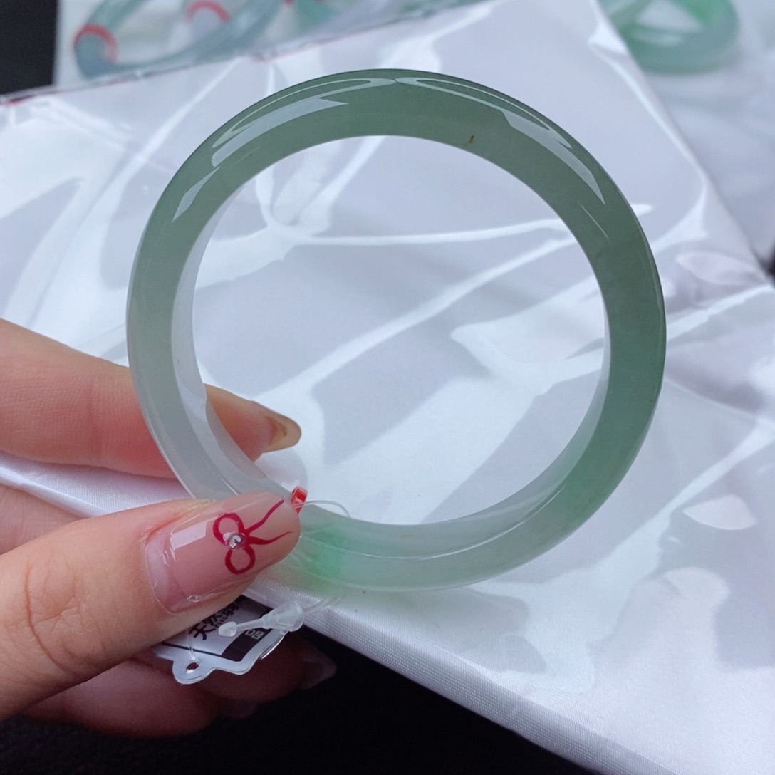 翡翠手镯未镶嵌54口