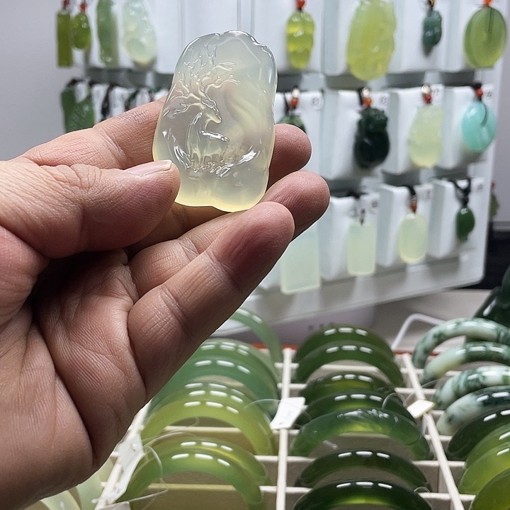 蛇纹石玉颈饰未镶嵌