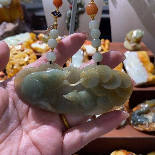 蛇纹石玉未镶嵌颈饰