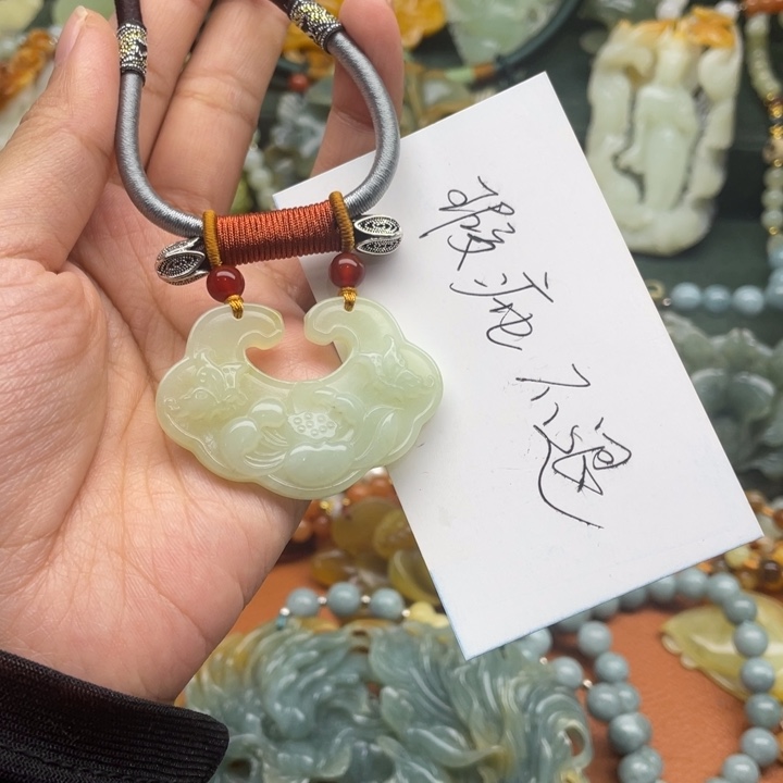 蛇纹石玉吊坠合金