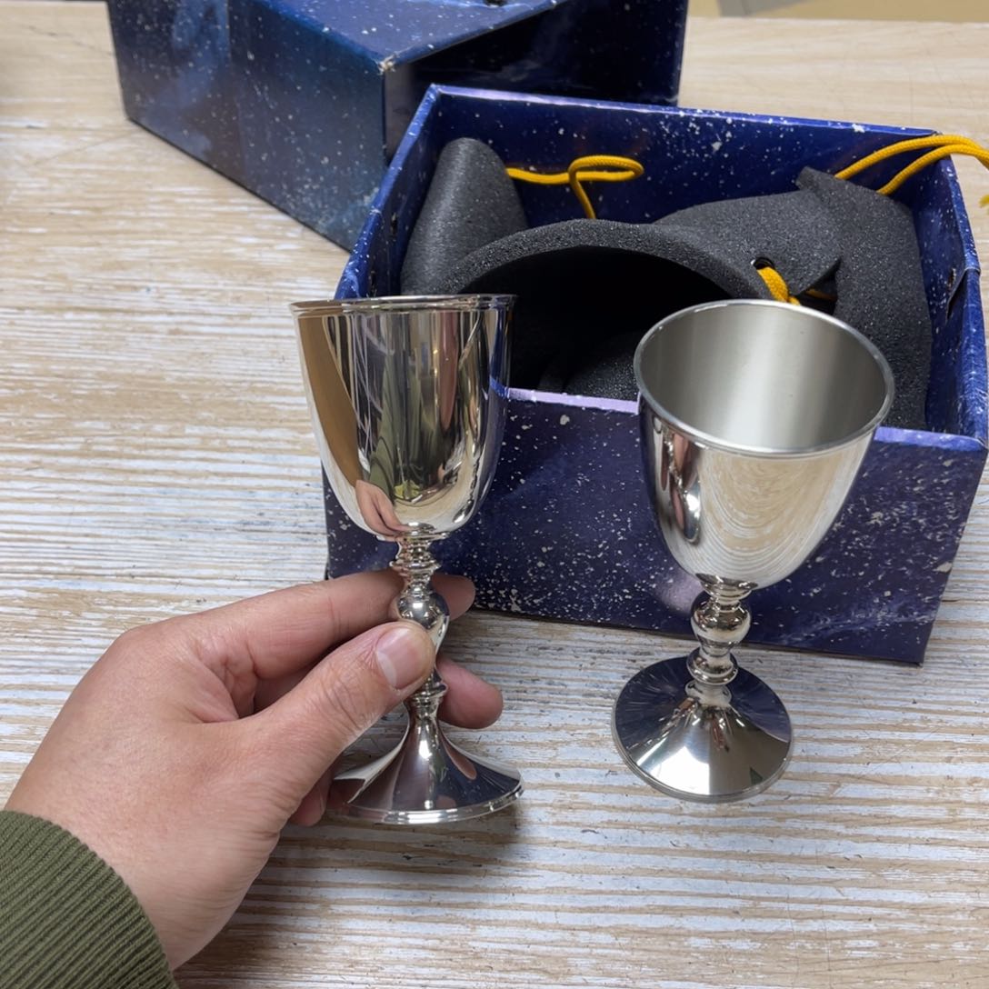 瓷片密密麻麻地排列着一个大