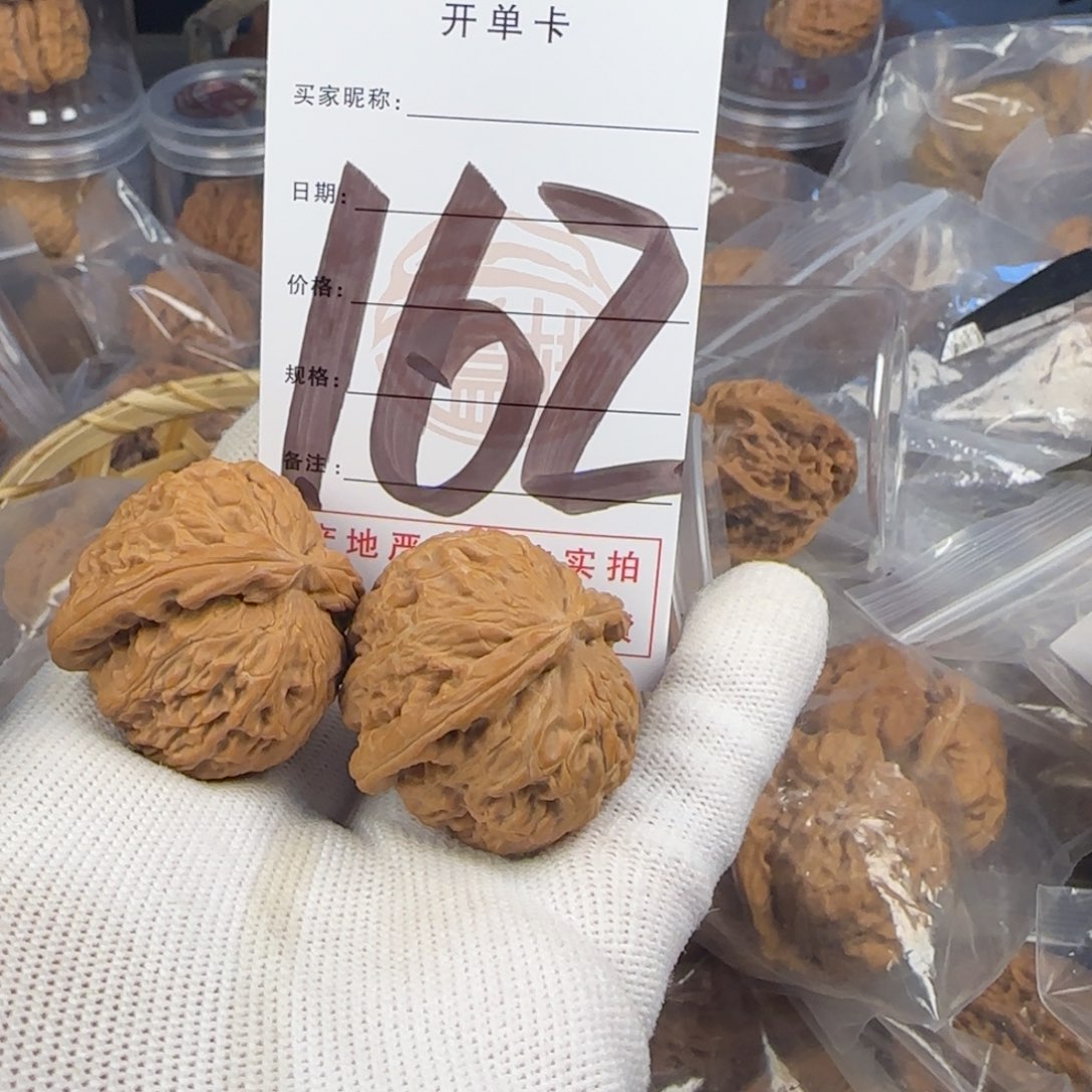 文玩核桃吊坠白狮子