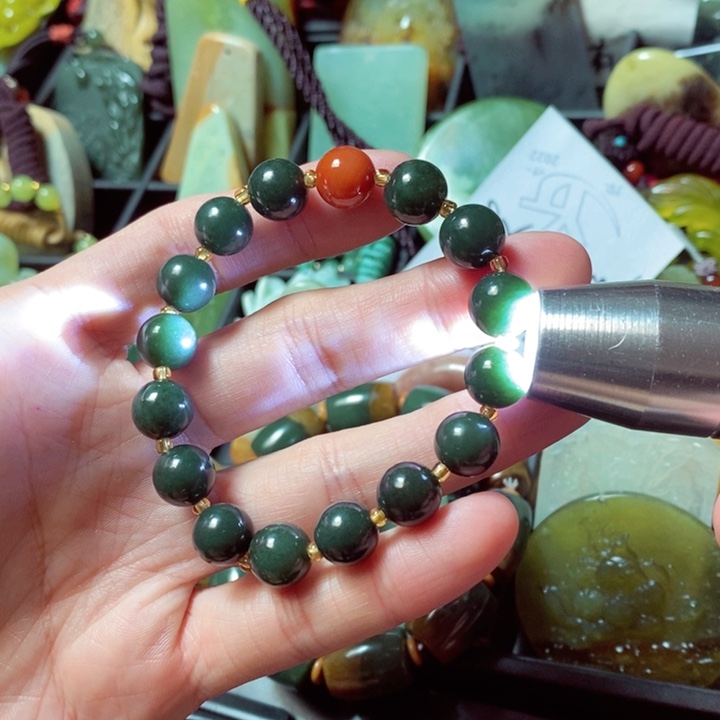 透闪石质玉颈饰未镶嵌