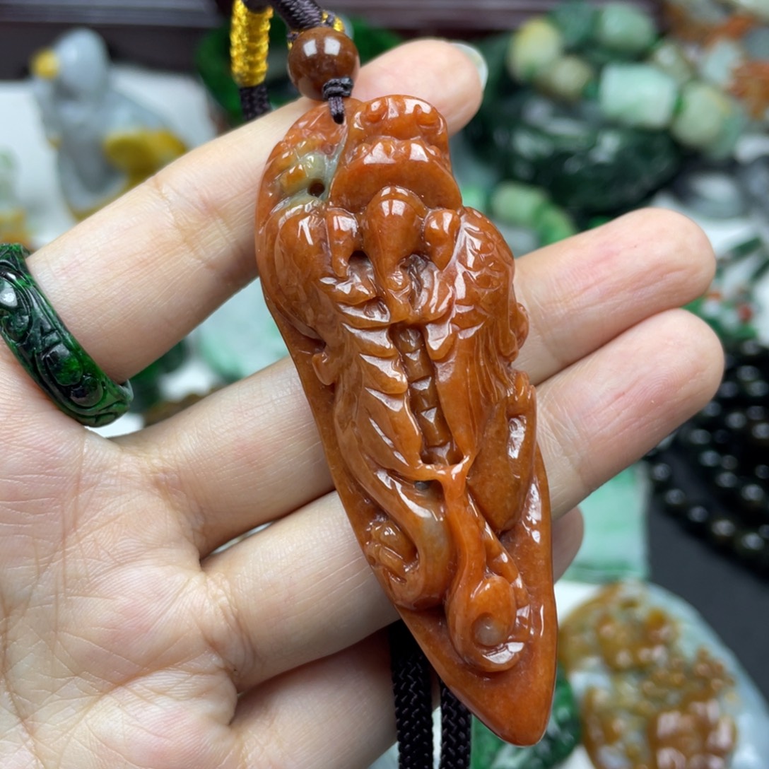 芈***浅翡翠未镶嵌颈饰牌子